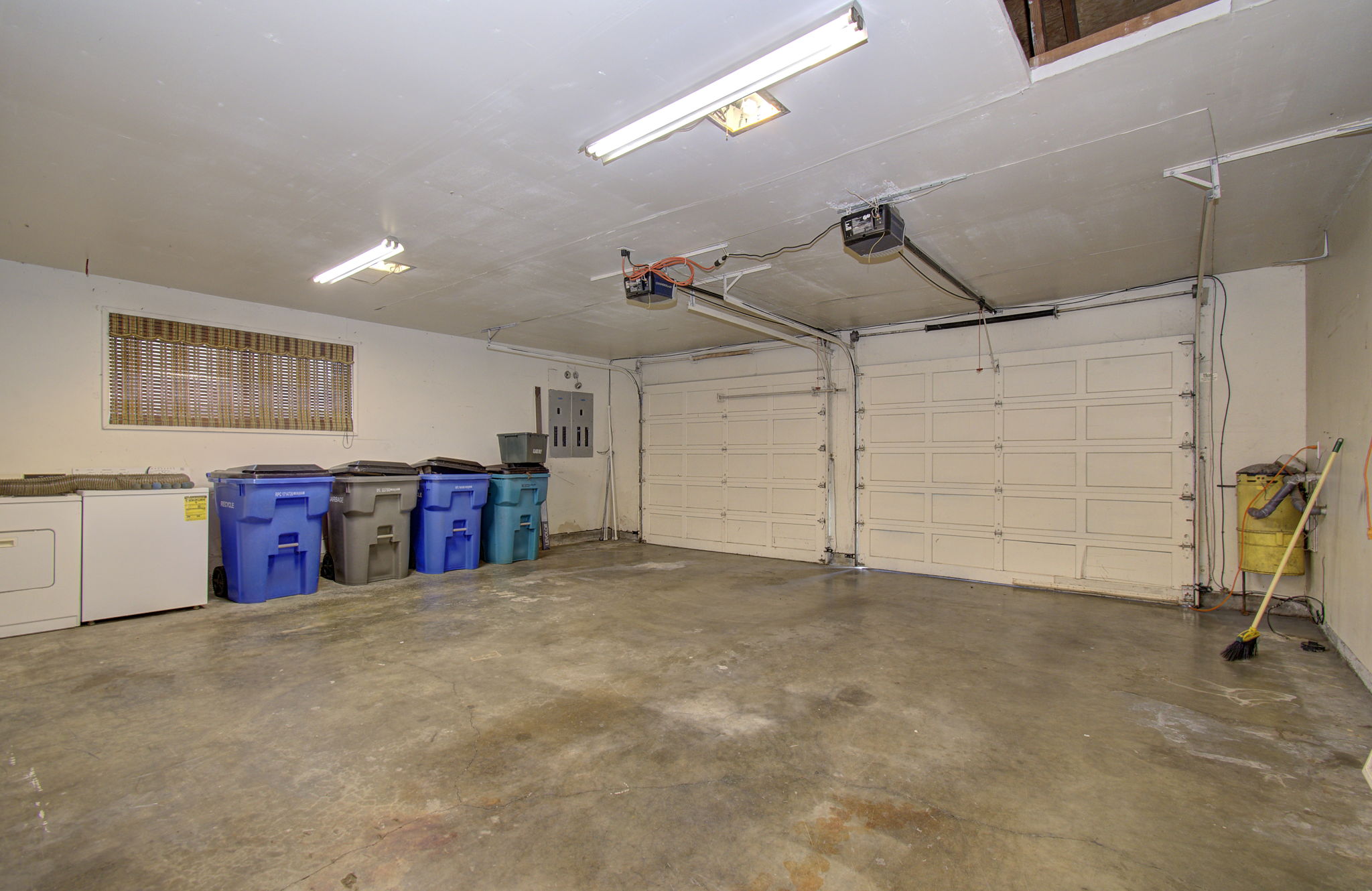04 garage interior