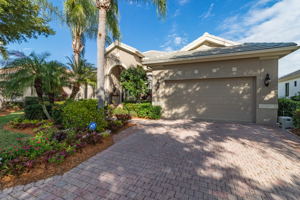 8818 New Castle Dr, Fort Myers, FL 33908, USA Photo 2