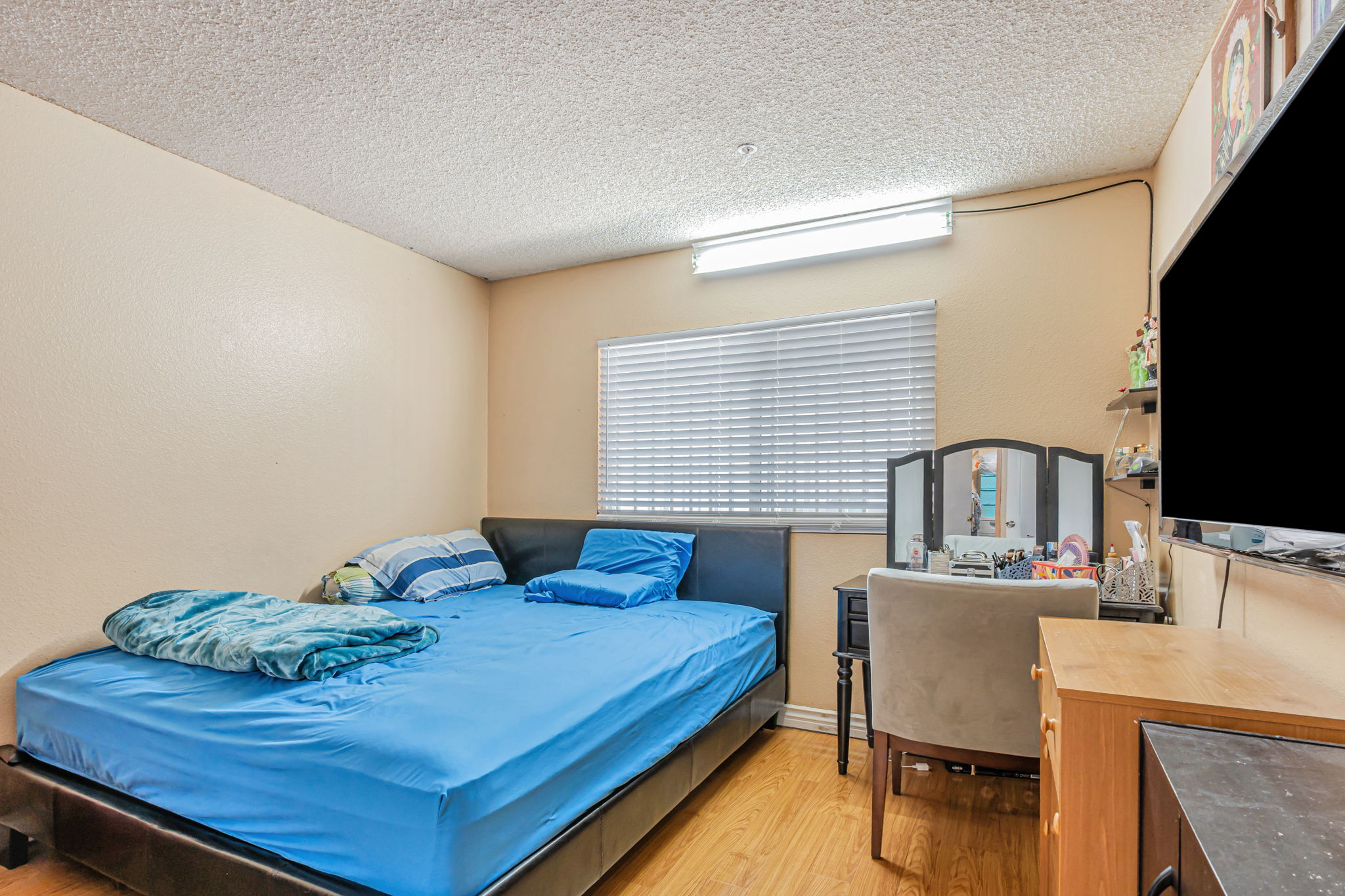 014_8828 Burnet Ave 9  North