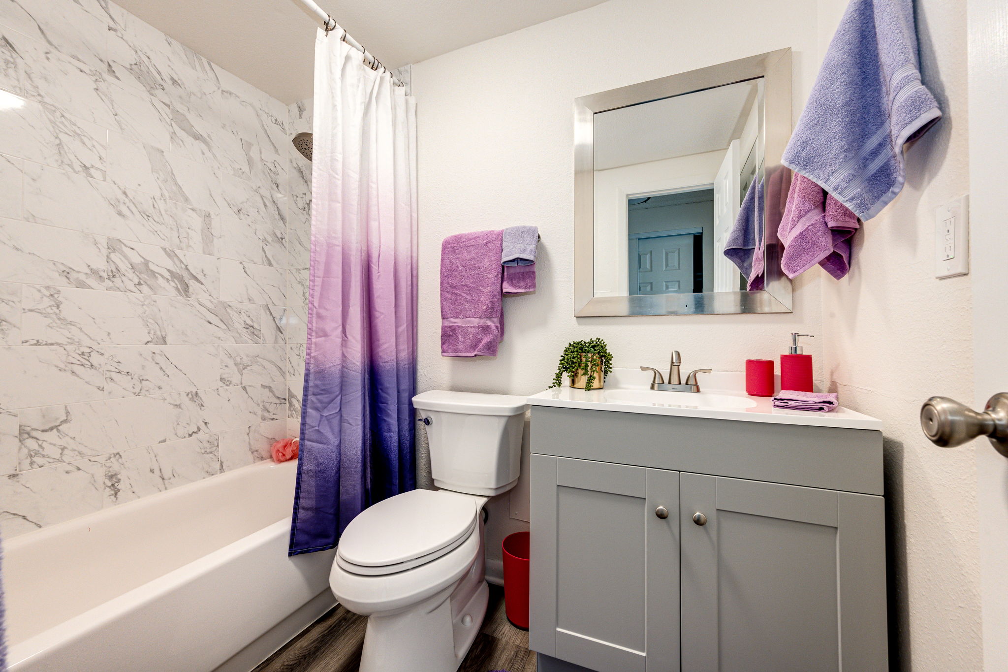 Full Bathroom w Updates