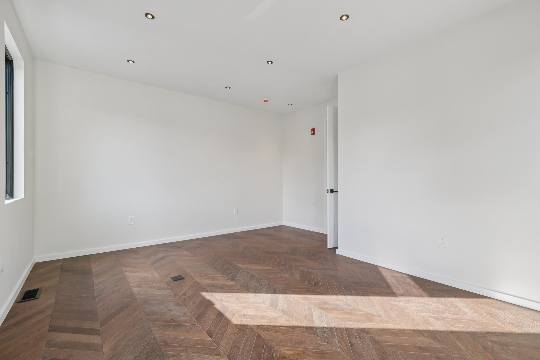 Greendale Ave-L2410-017.jpg