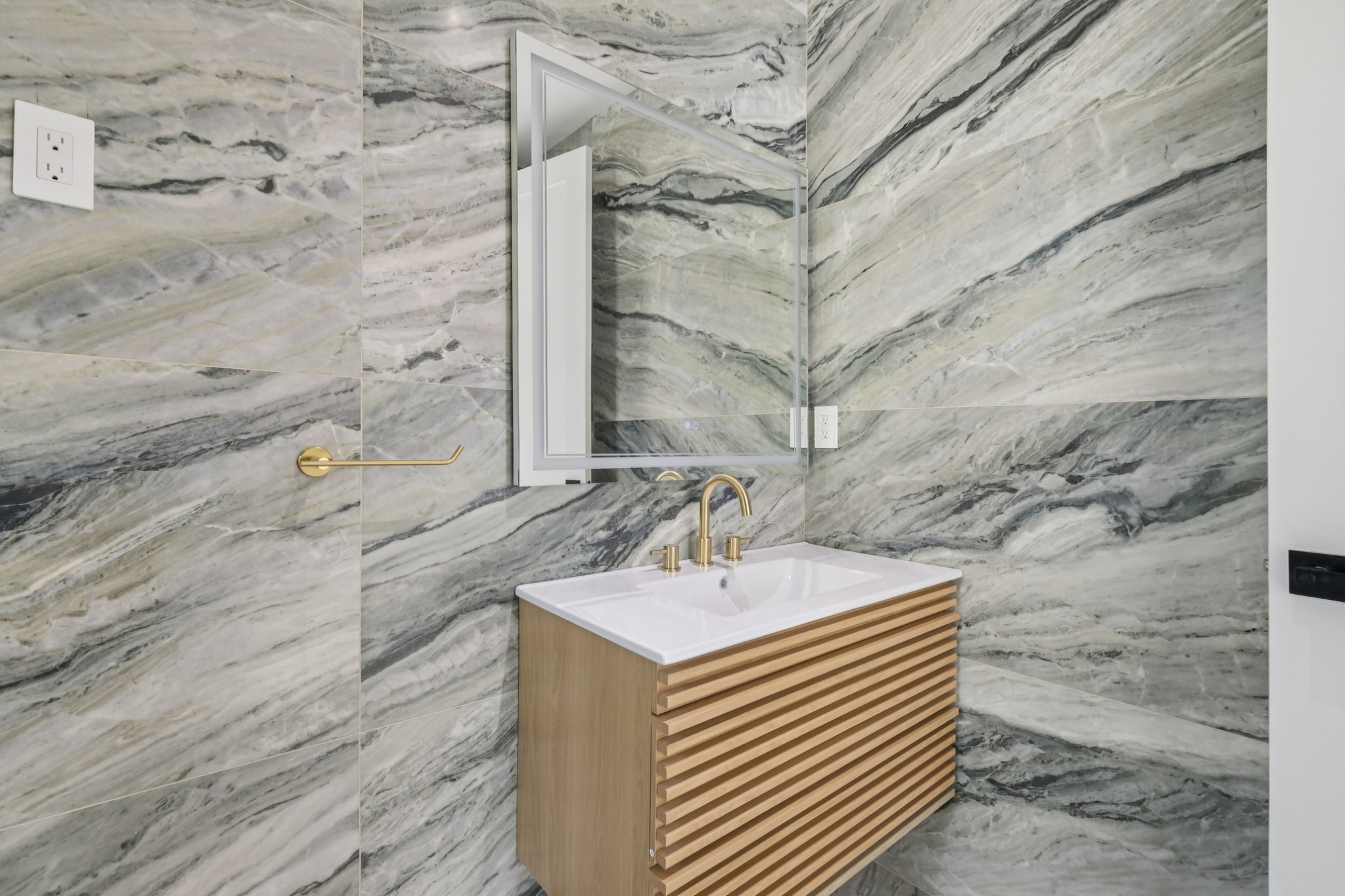 Greendale Ave-L2410-042.jpg