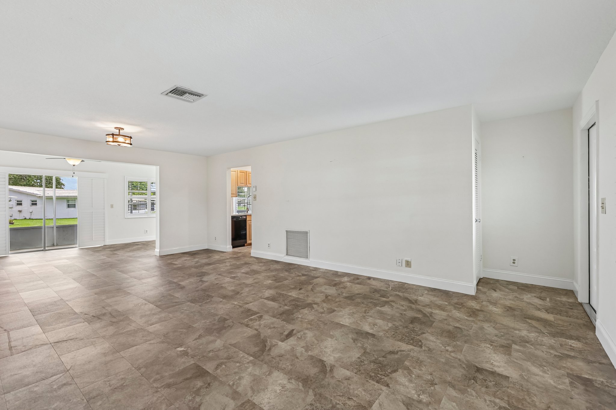 NW 10th Pl-S0207-010.jpg