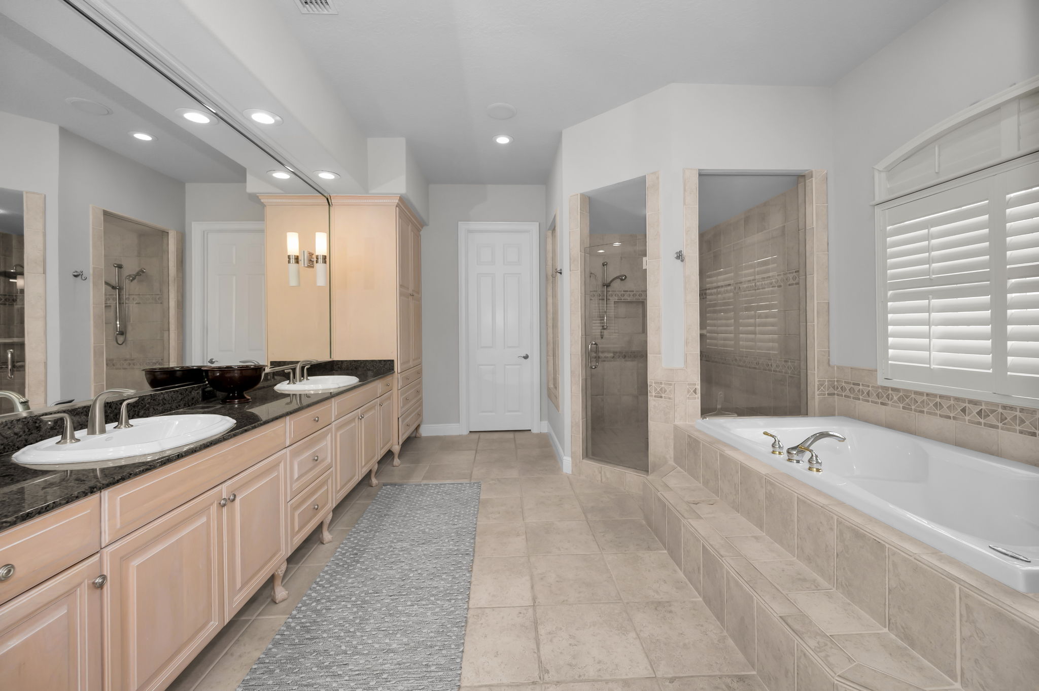 Upper Level Primary Bathroom1a