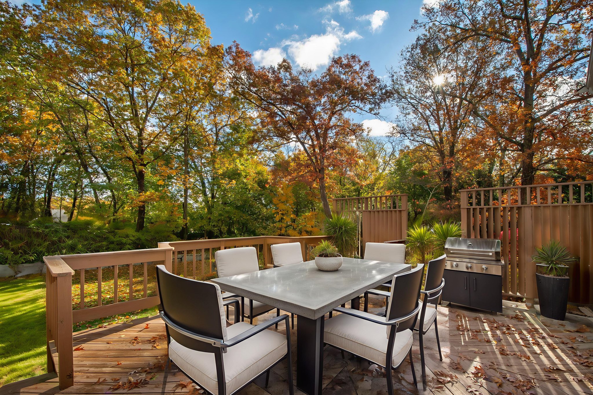 DSC_4423_HR virtually staged.jpeg