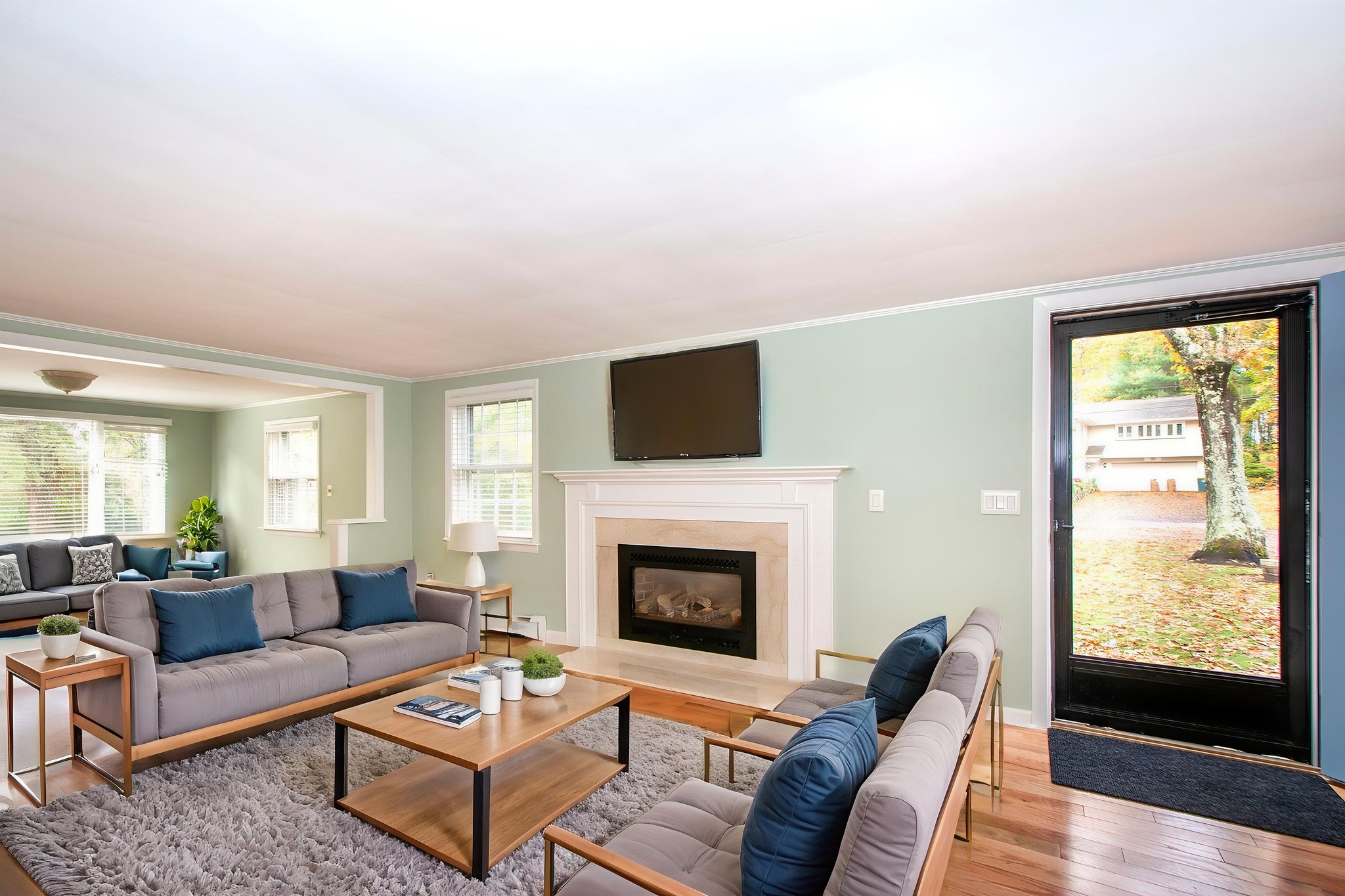 DSC_4437_HR virtually staged.jpeg