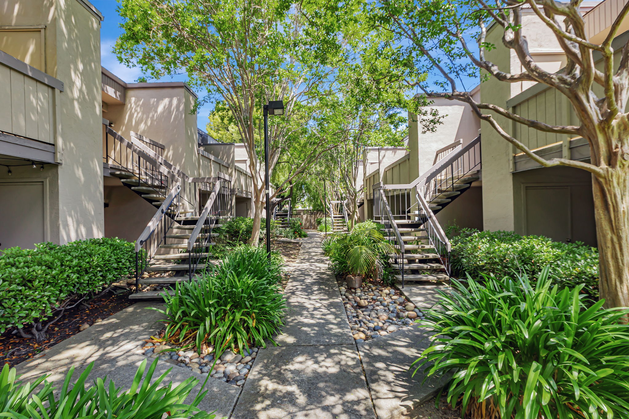004_891 W California Ave