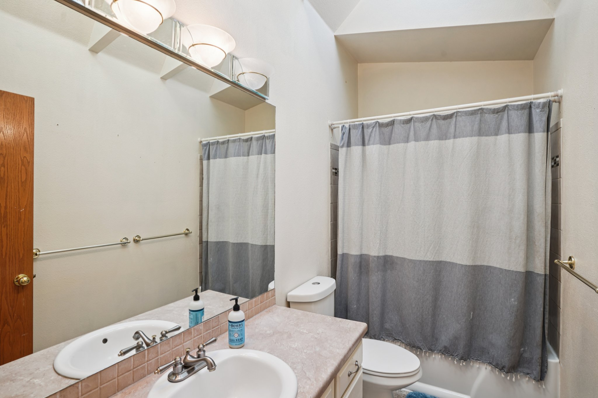 NE 28th Pl-S1610-035.jpg