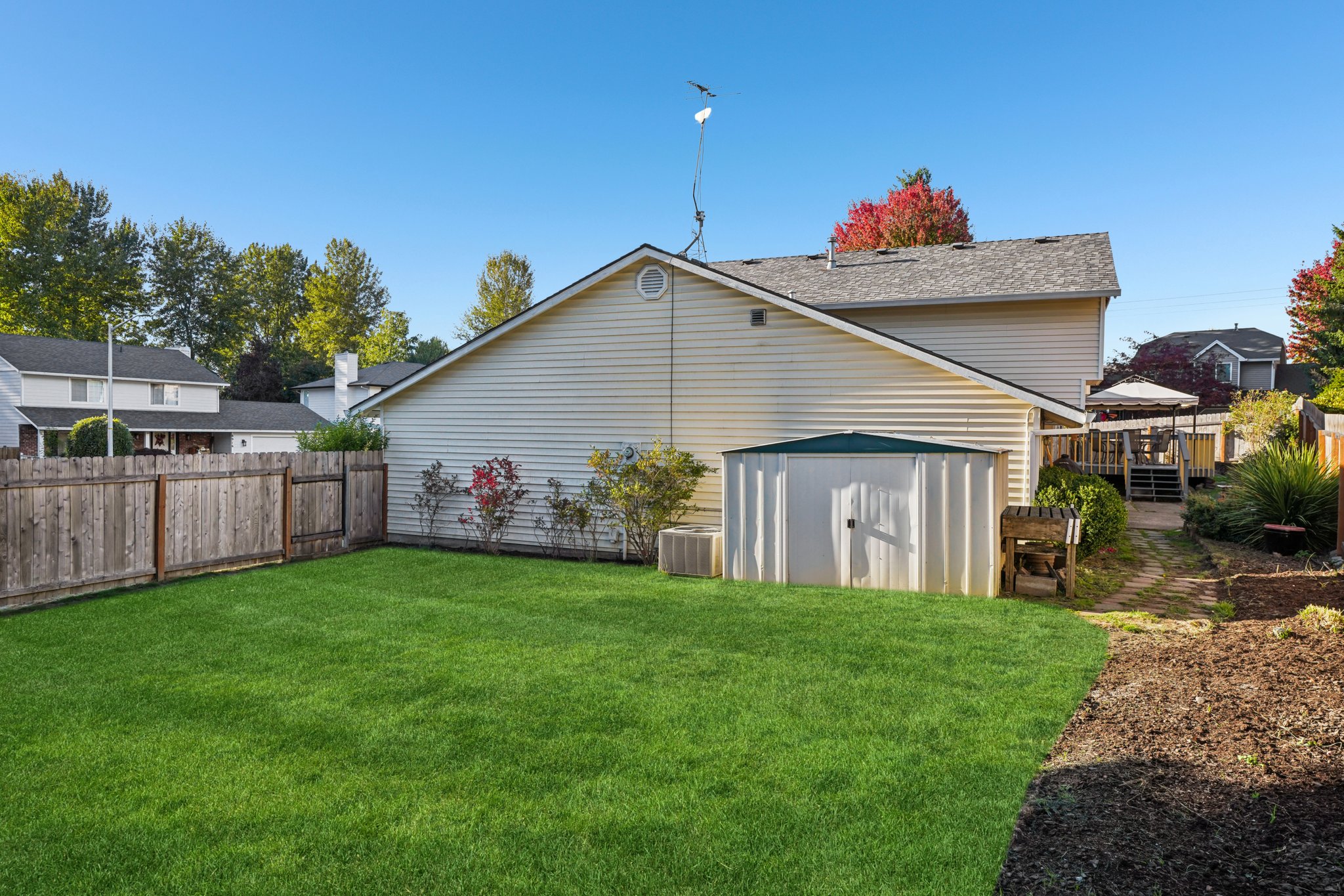 NE 28th Pl-S1610-077.jpg