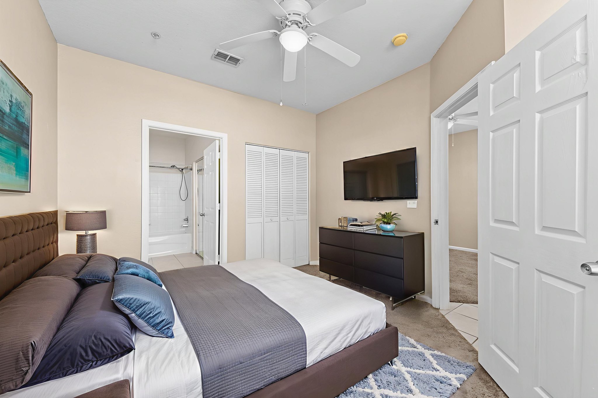 DSC_5838 virtually staged.jpeg