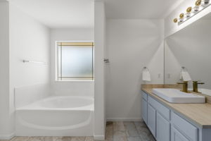 Primary Ensuite Full bath with Soaking Tub