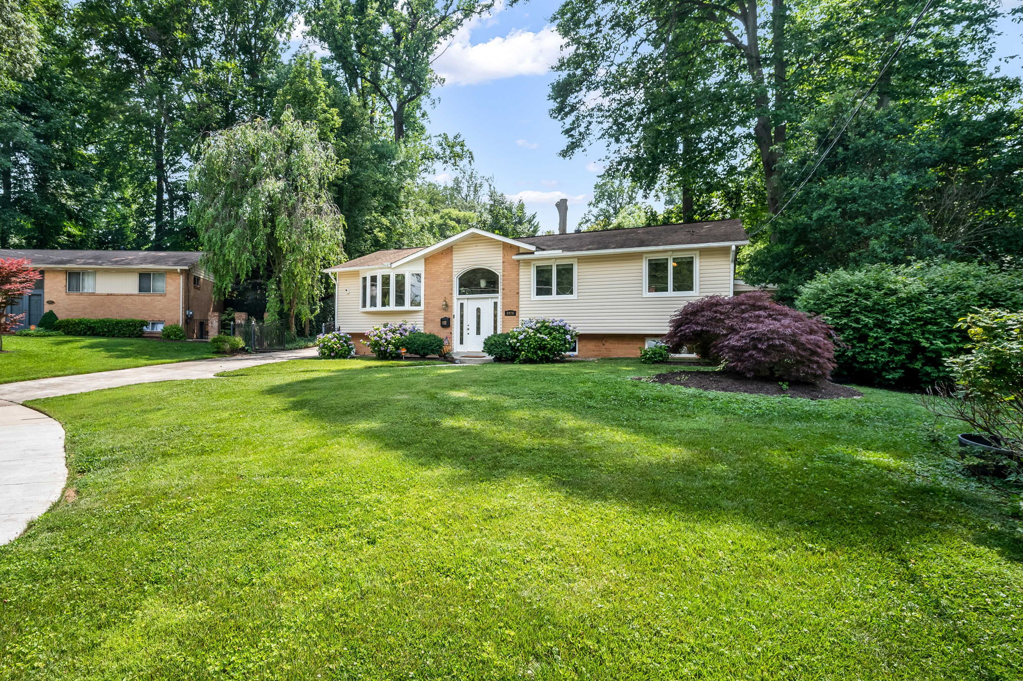 SPRINGFIELD | KINGS PARK, Sunny & updated 4BR/3BA