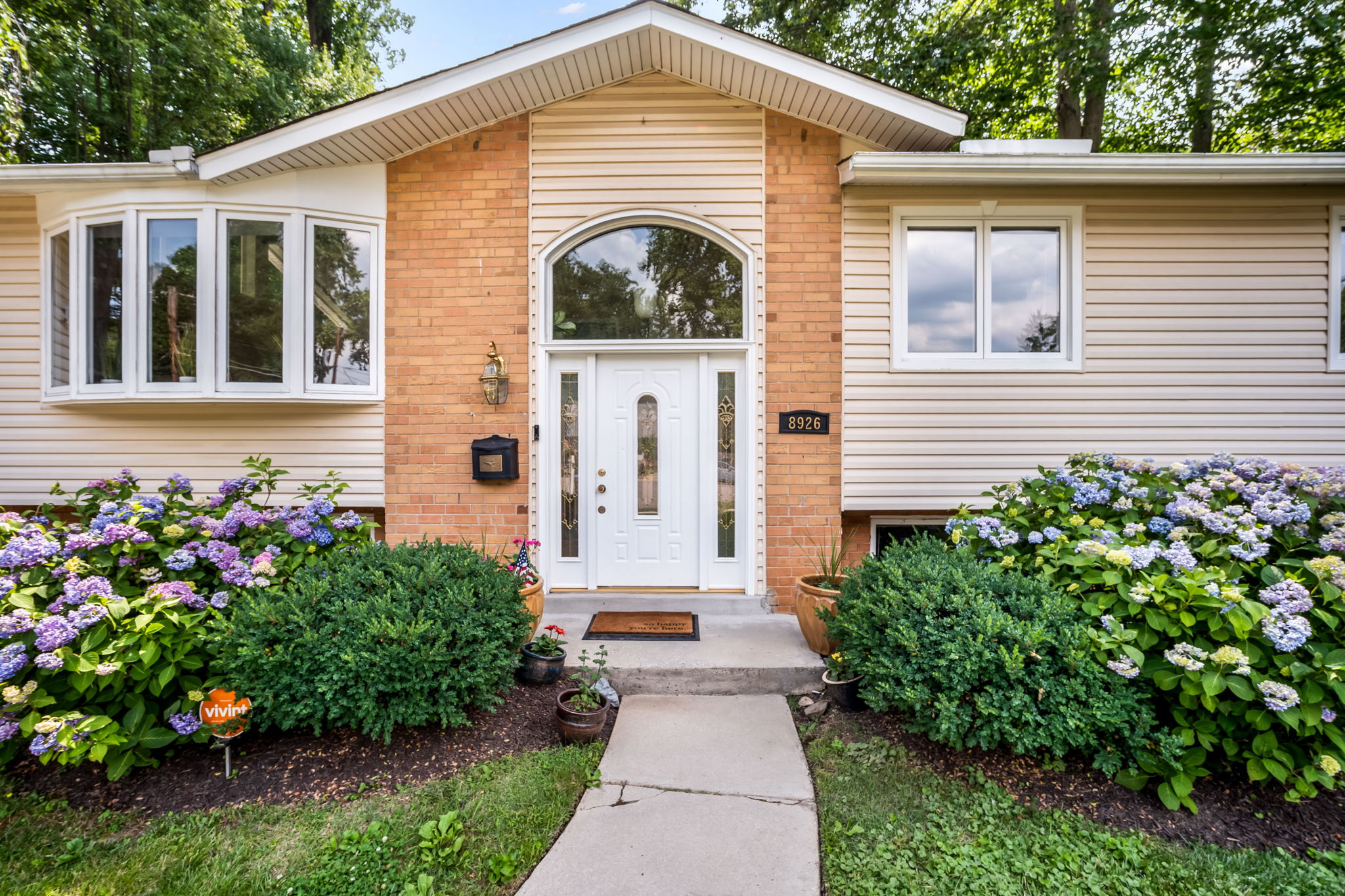 SPRINGFIELD | KINGS PARK, Sunny & updated 4BR/3BA