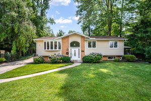 SPRINGFIELD | KINGS PARK, Sunny & updated 4BR/3BA