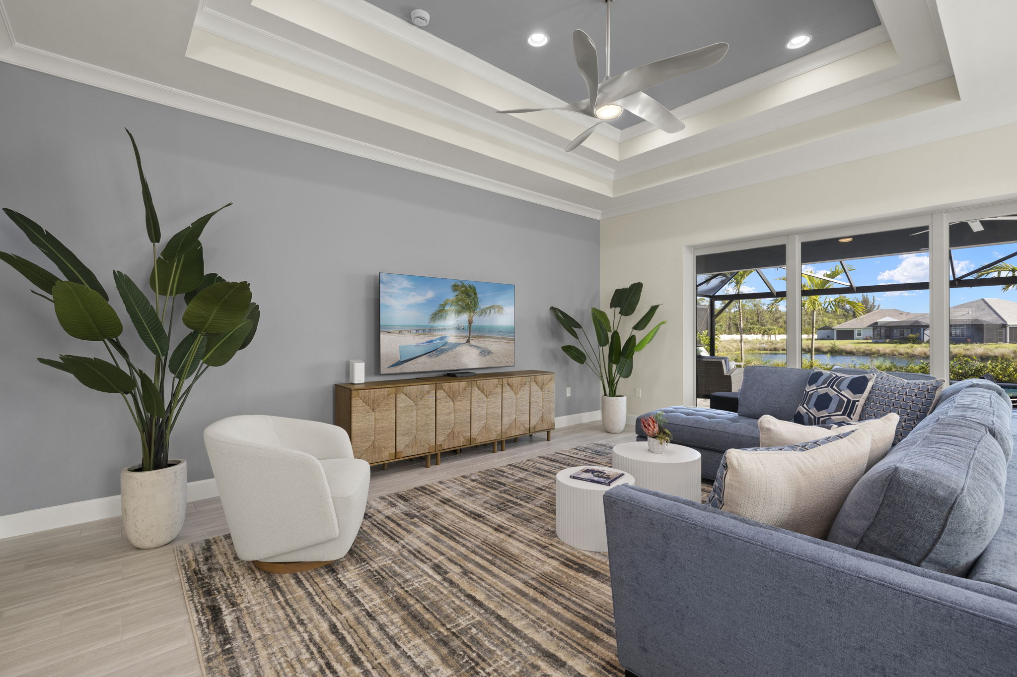 Bright, spacious Living Room