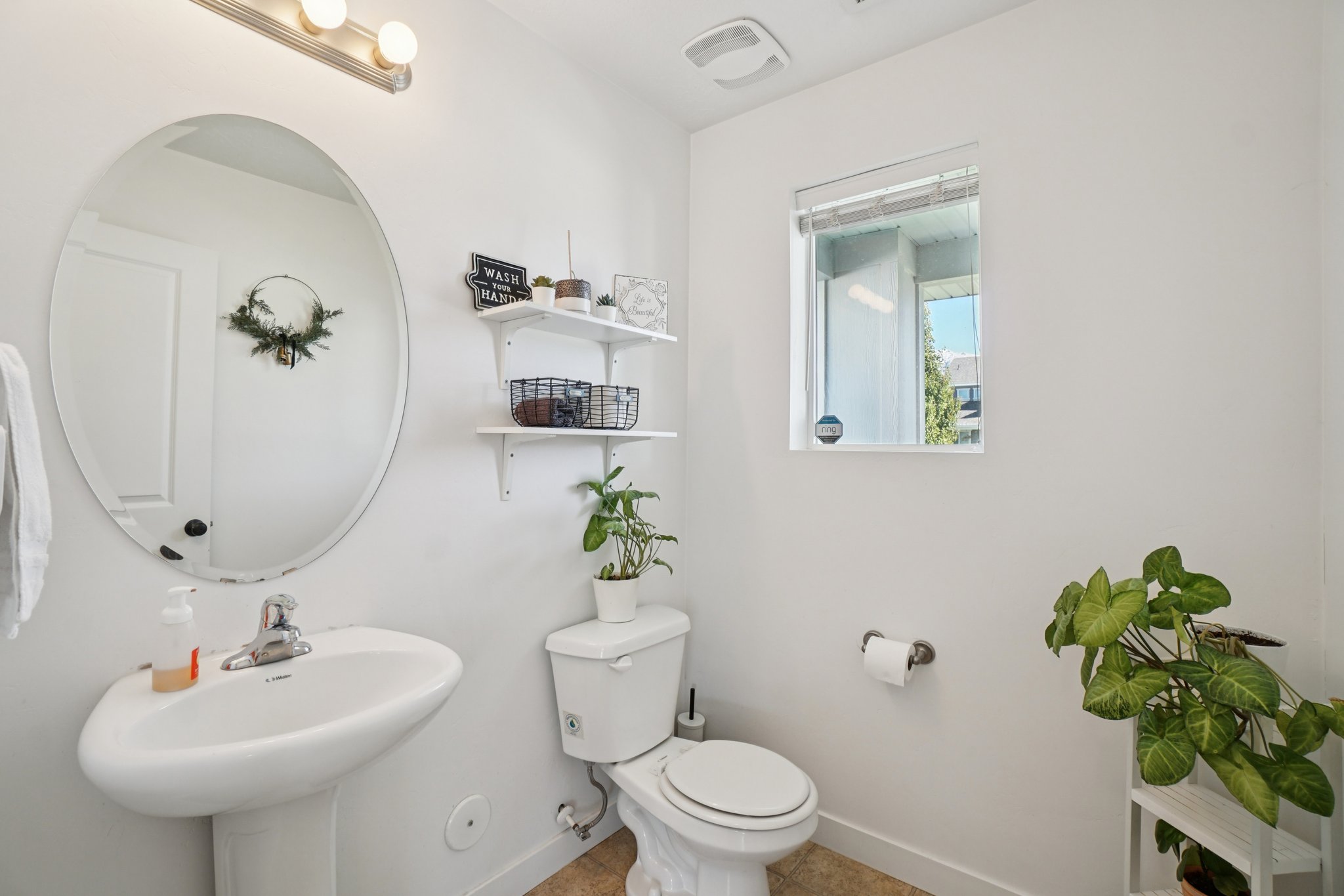 Main Level 1/2 Bath.jpg