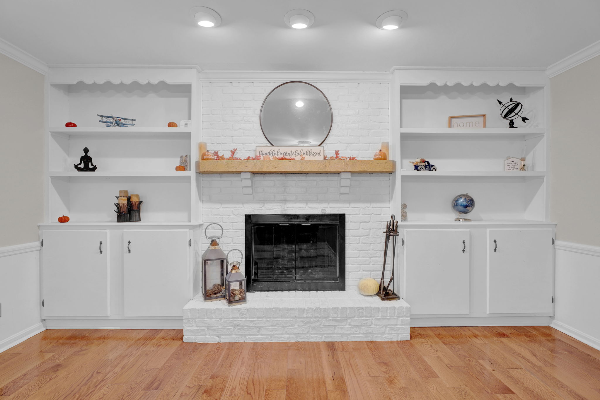 Wood burning fireplace (wood out back included)