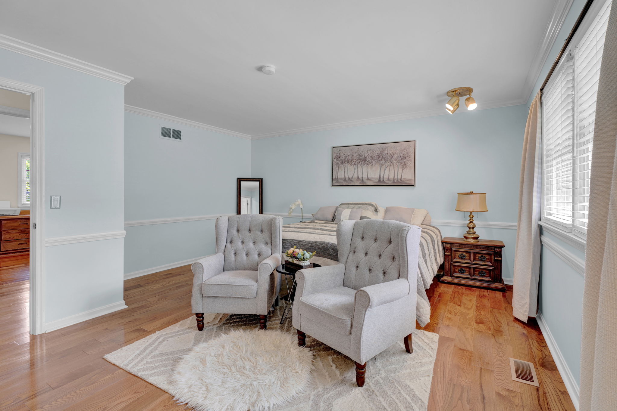 Primary suite w/chair railing