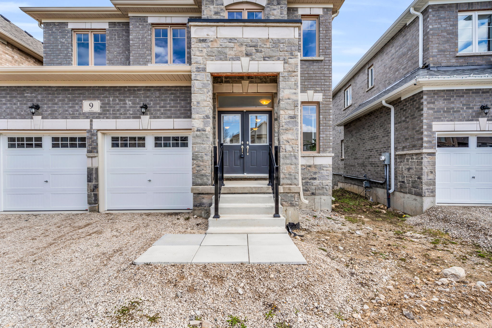 Front Porch/Entrance