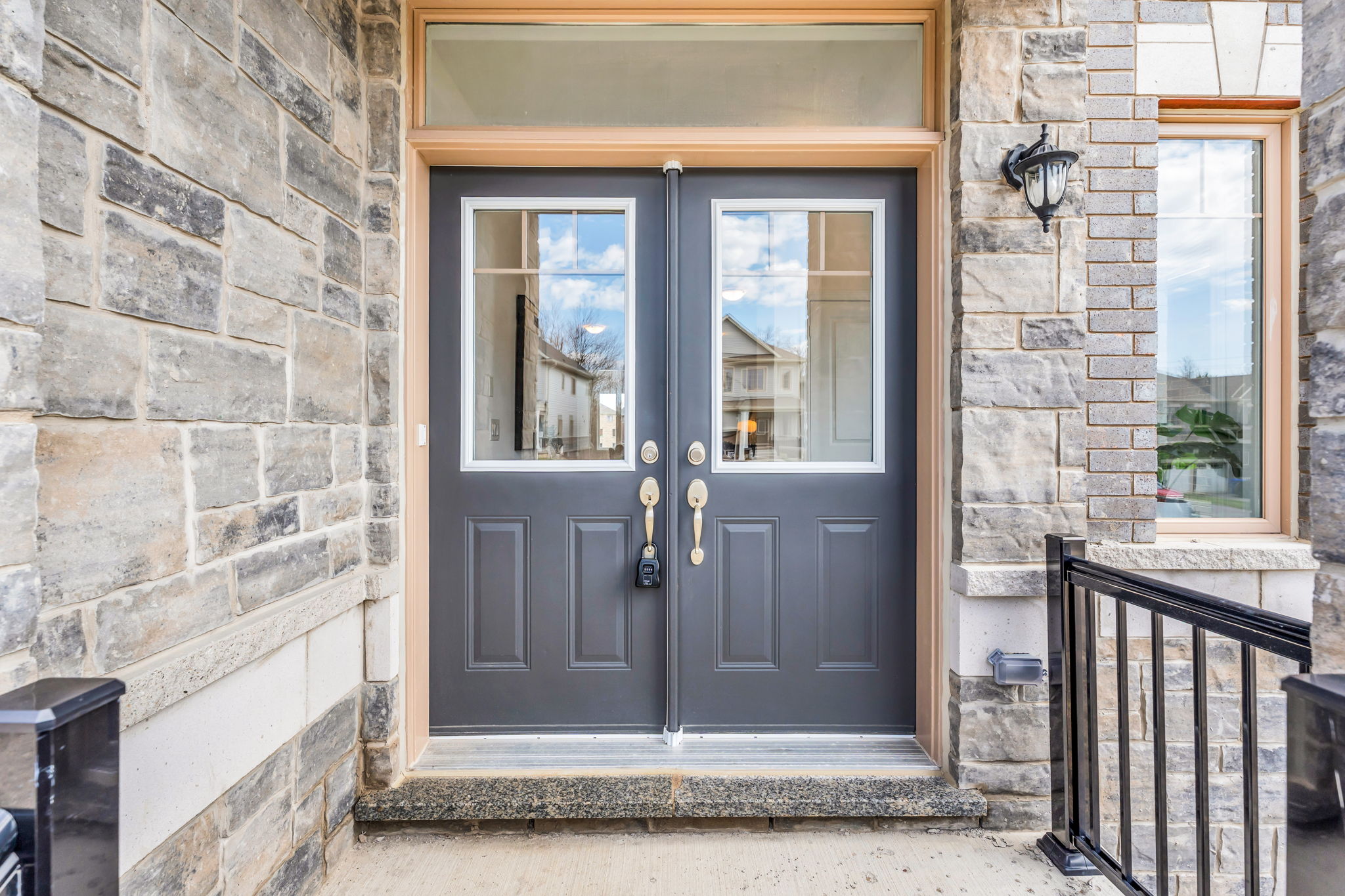 Front Porch/Entrance