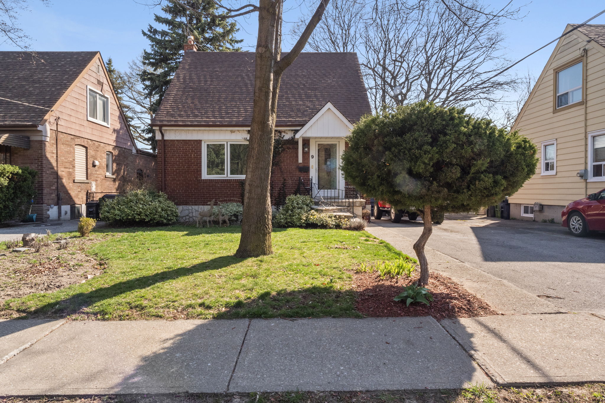 9 Bentley Dr Toronto, ON M8Z 3L9