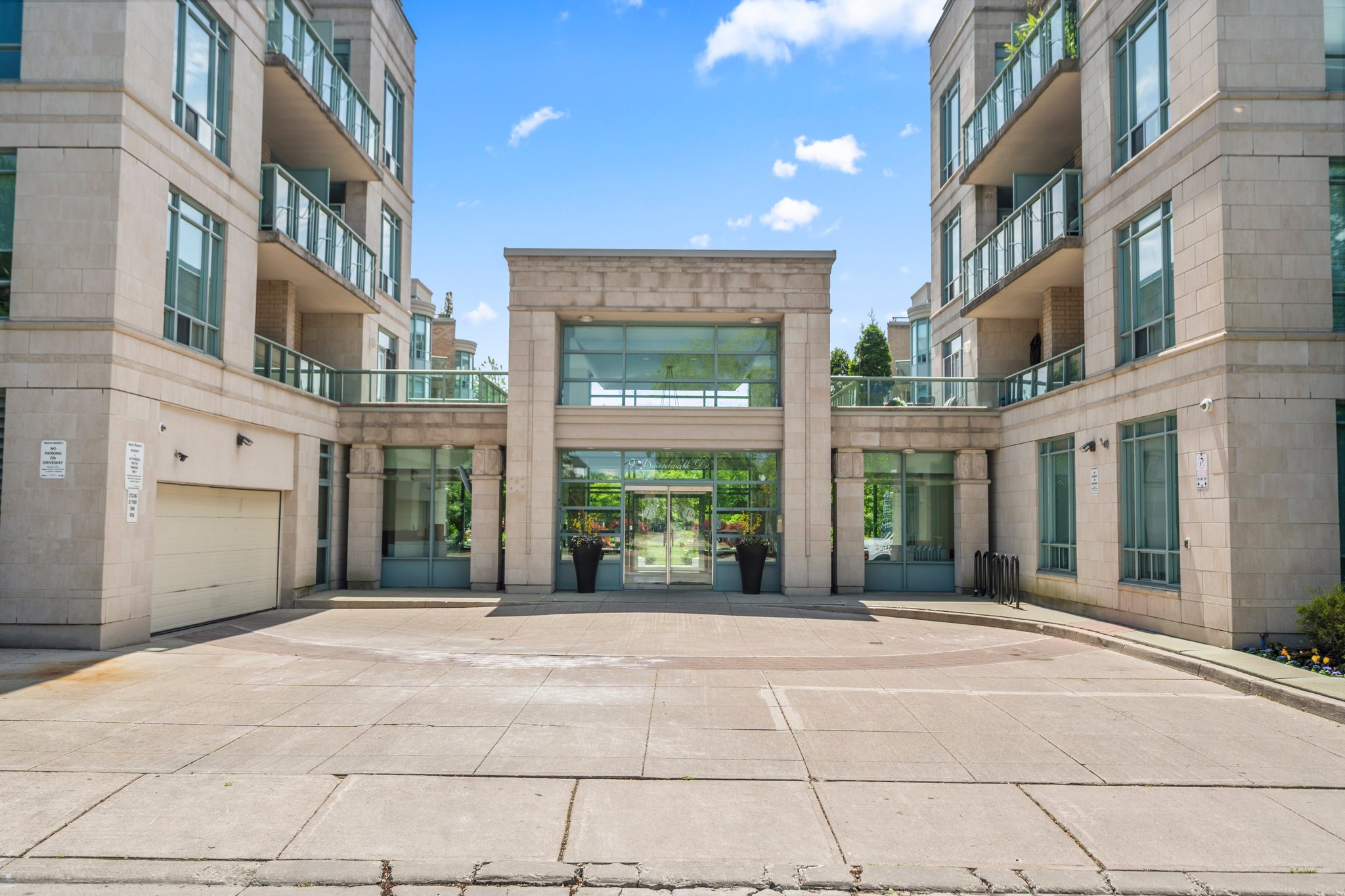 9 Boardwalk Dr Unit 321 Toronto, ON M4L 6T1