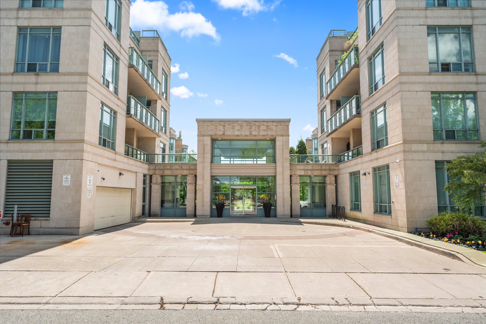 9 Boardwalk Dr Unit 321 Toronto, ON M4L 6T1