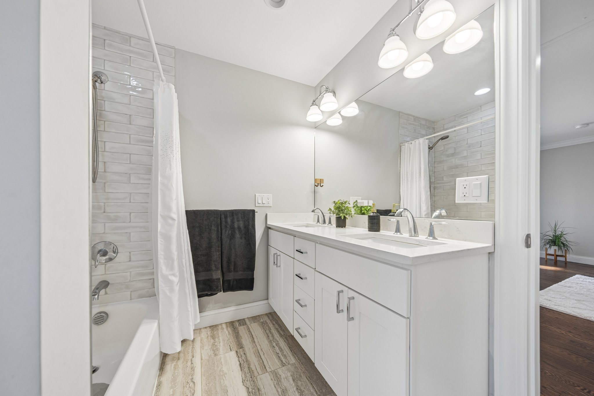 Main Bathroom on near bedrooms