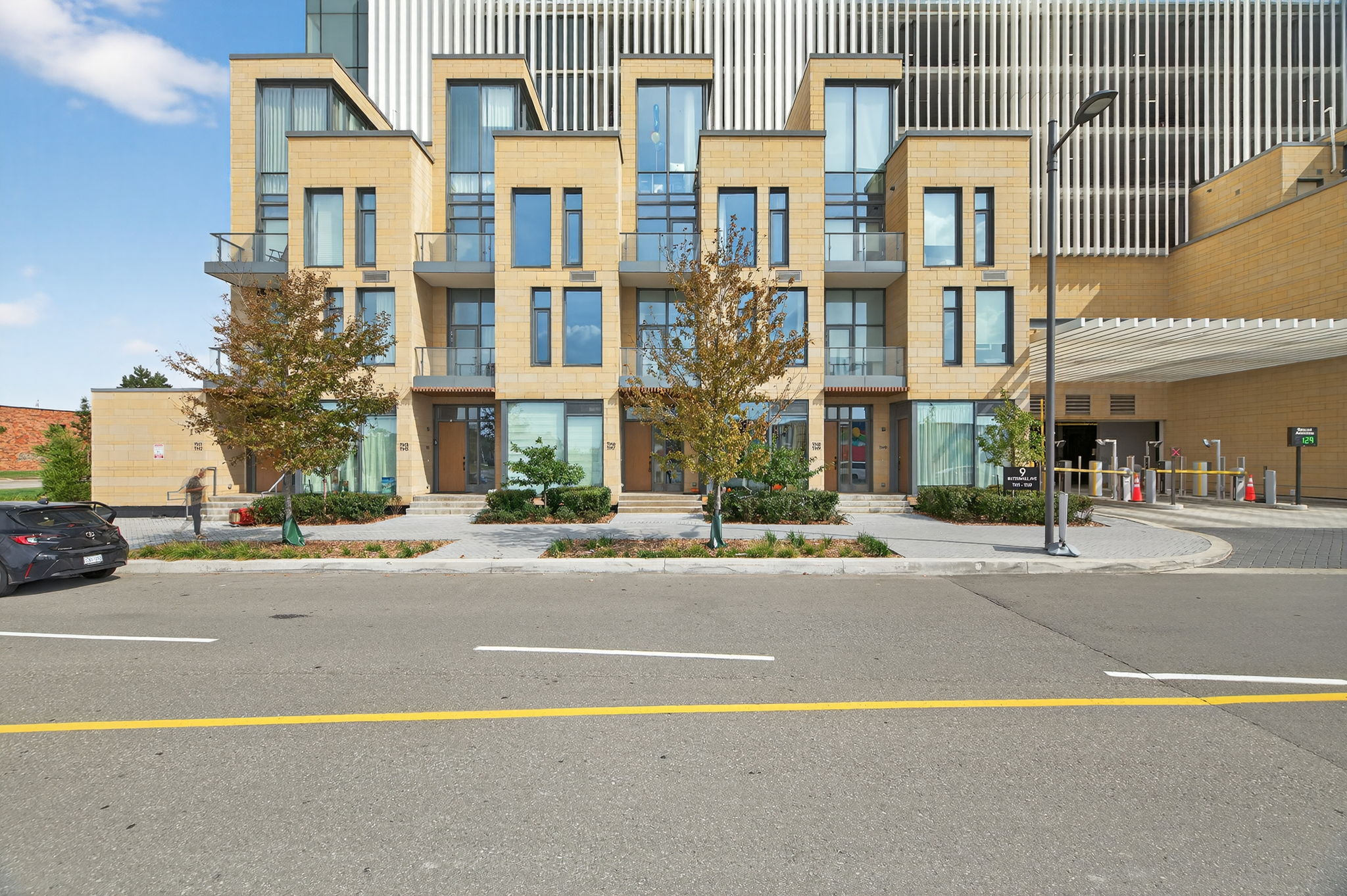 9 Buttermill Ave. Th6 Vaughan, ON L4K 0M5