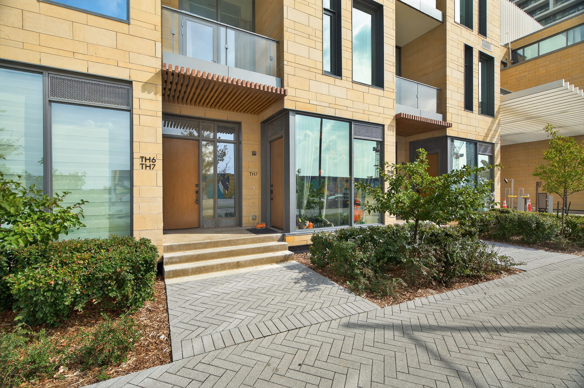 9 Buttermill Ave. Th6 Vaughan, ON L4K 0M5