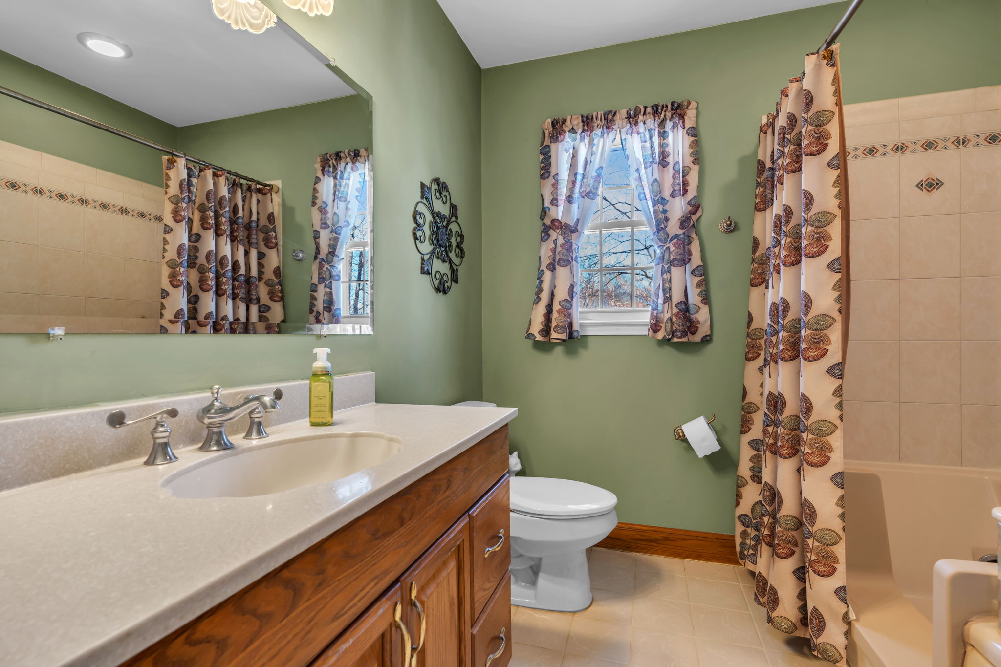 Main level full bath