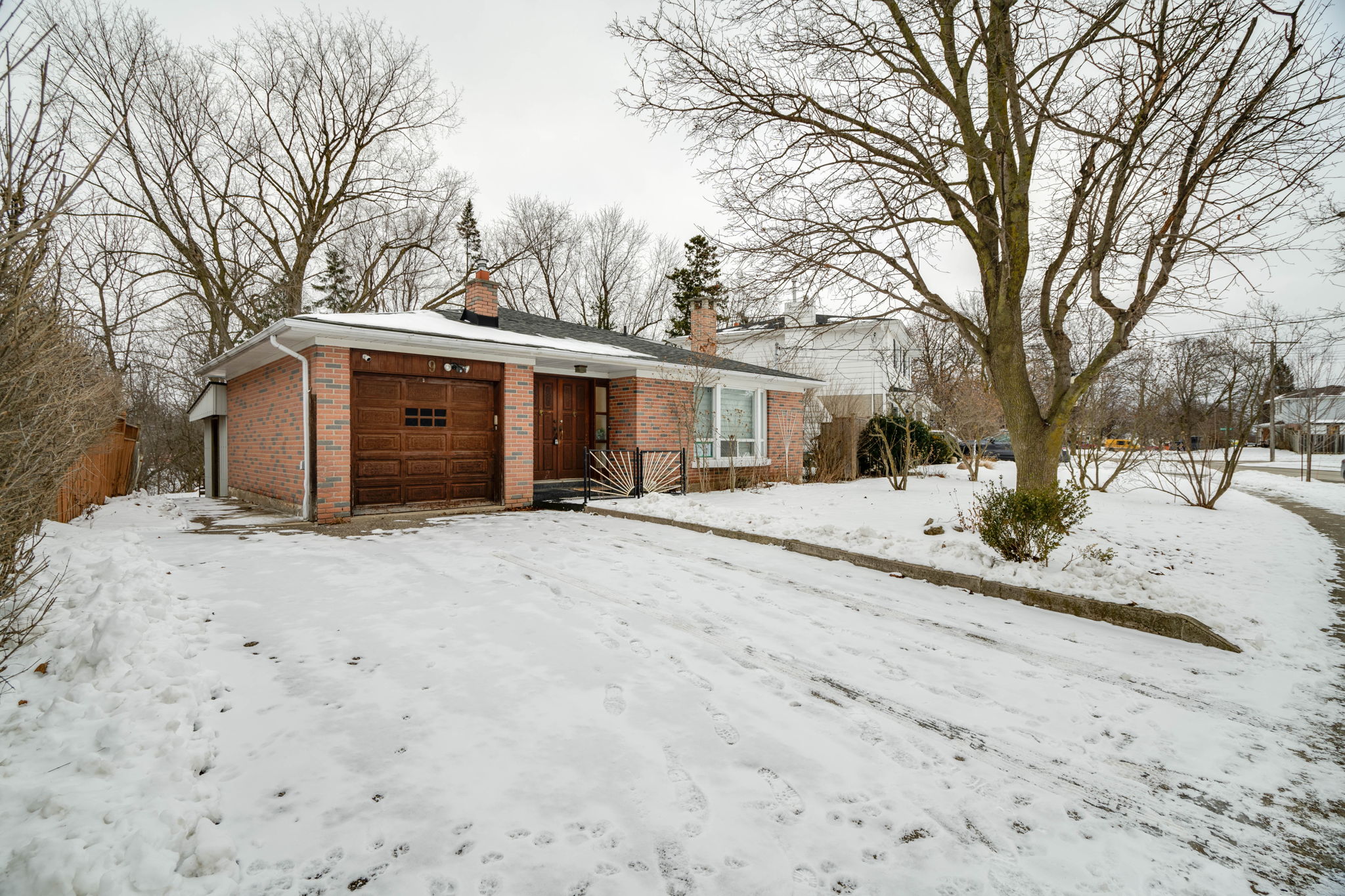 9 Metcalfe Ct Halton Hills, ON L7G 4N6