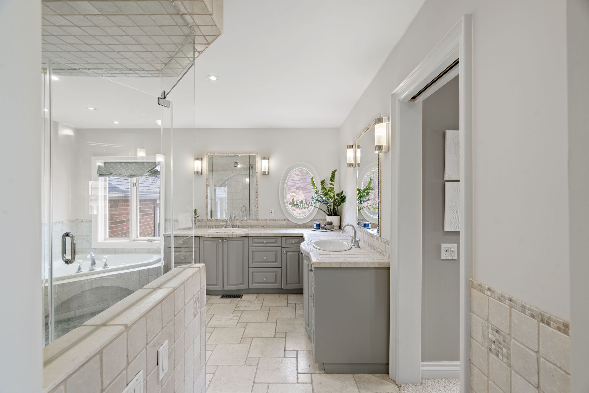 9 Montressor Dr Toronto, ON M2P 1Y9