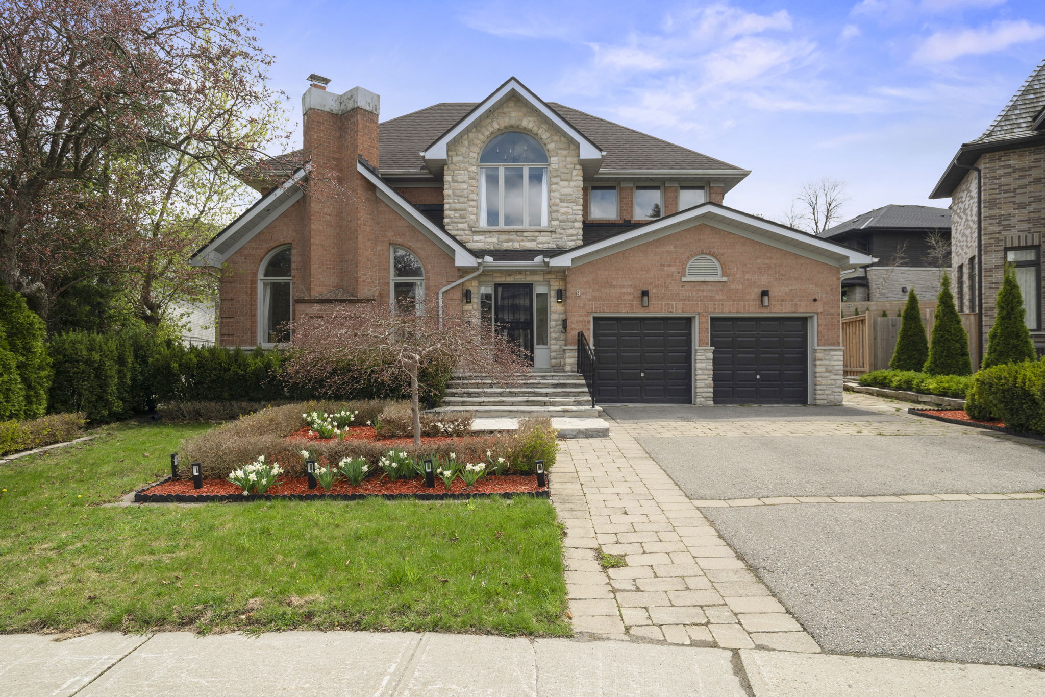 9 Montressor Dr Toronto, ON M2P 1Y9