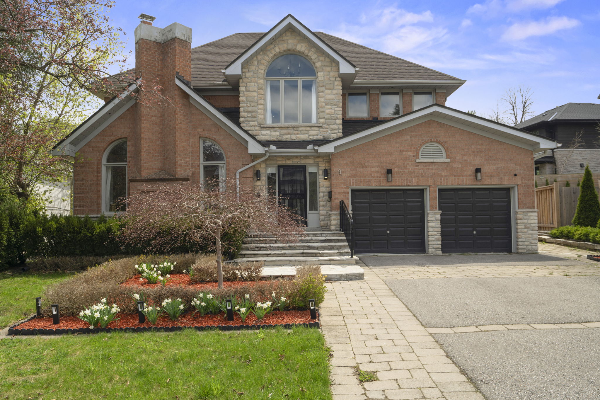 9 Montressor Dr Toronto, ON M2P 1Y9