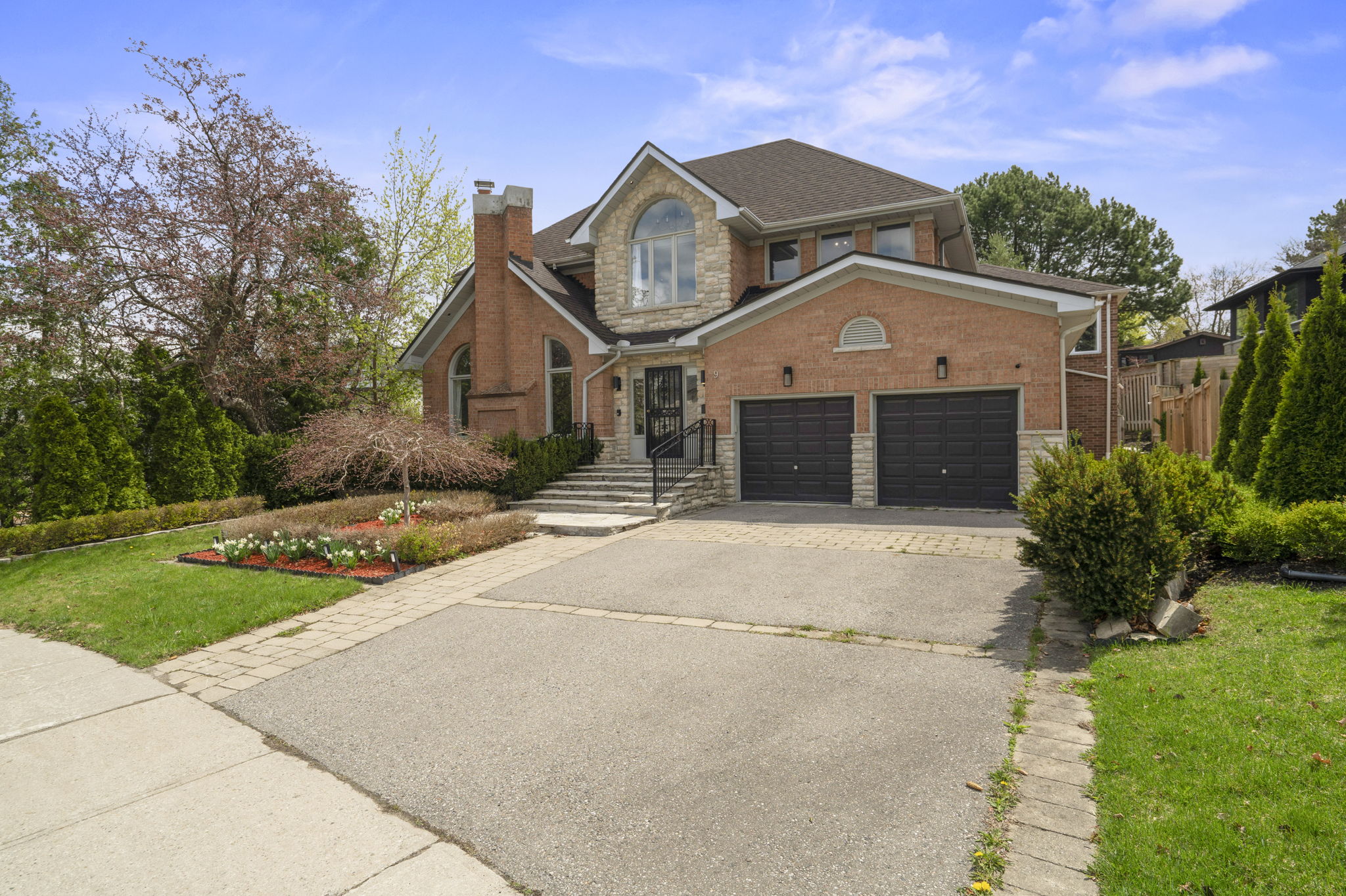 9 Montressor Dr Toronto, ON M2P 1Y9