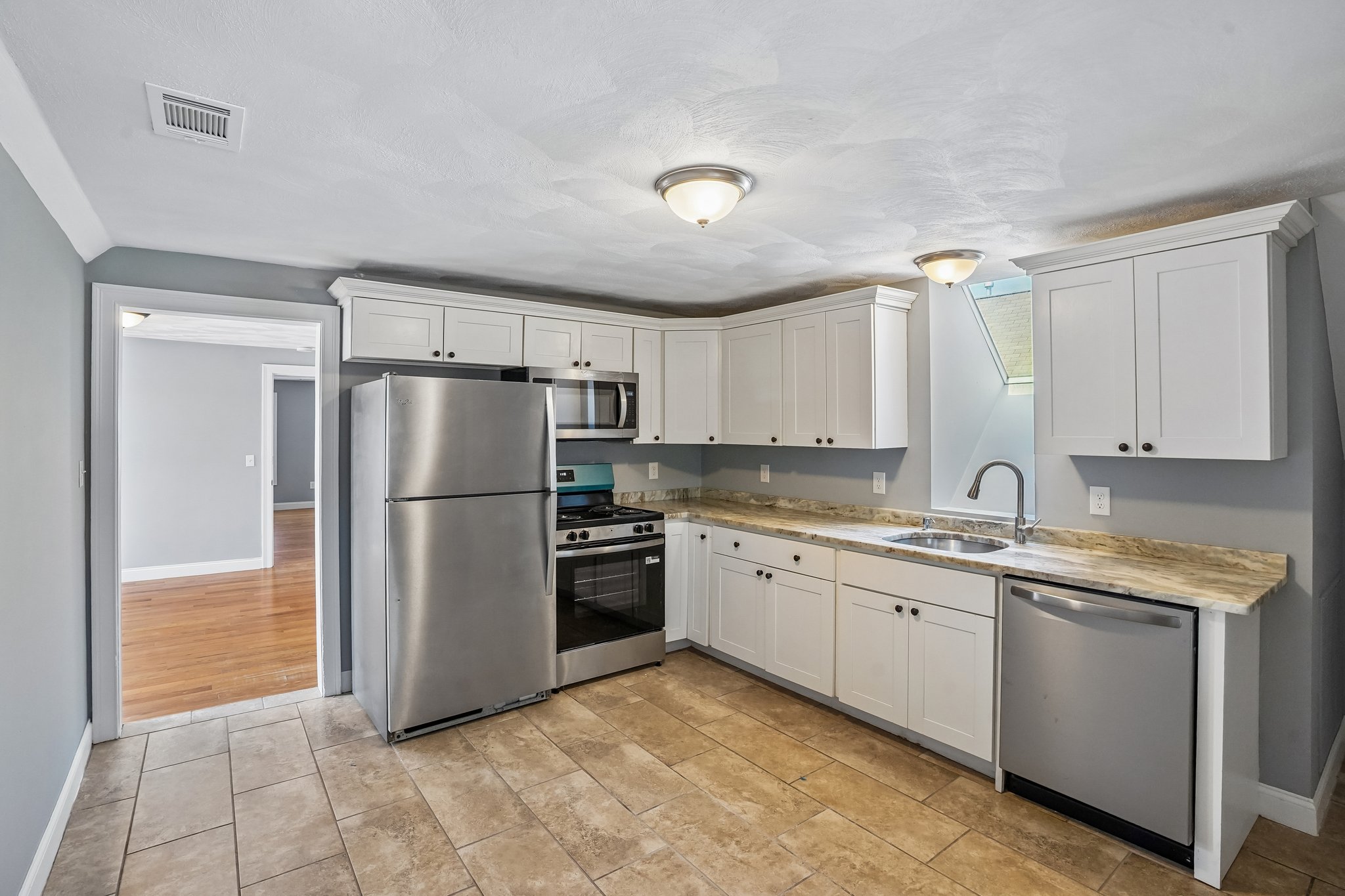 Porter St unit 3-S2807-011.jpg
