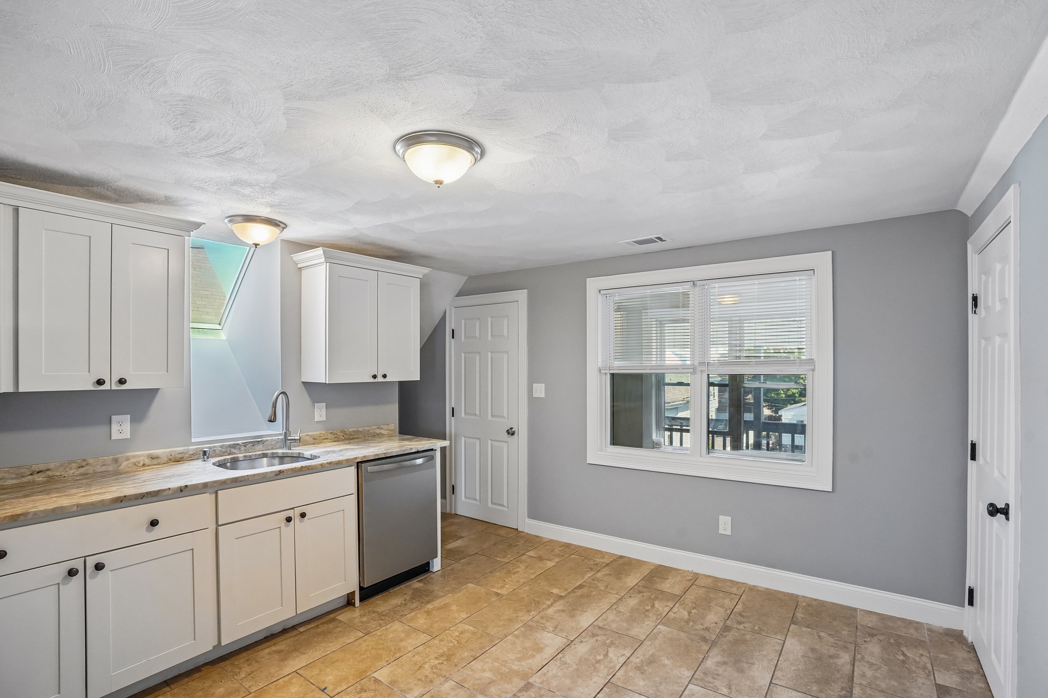 Porter St unit 3-S2807-012.jpg