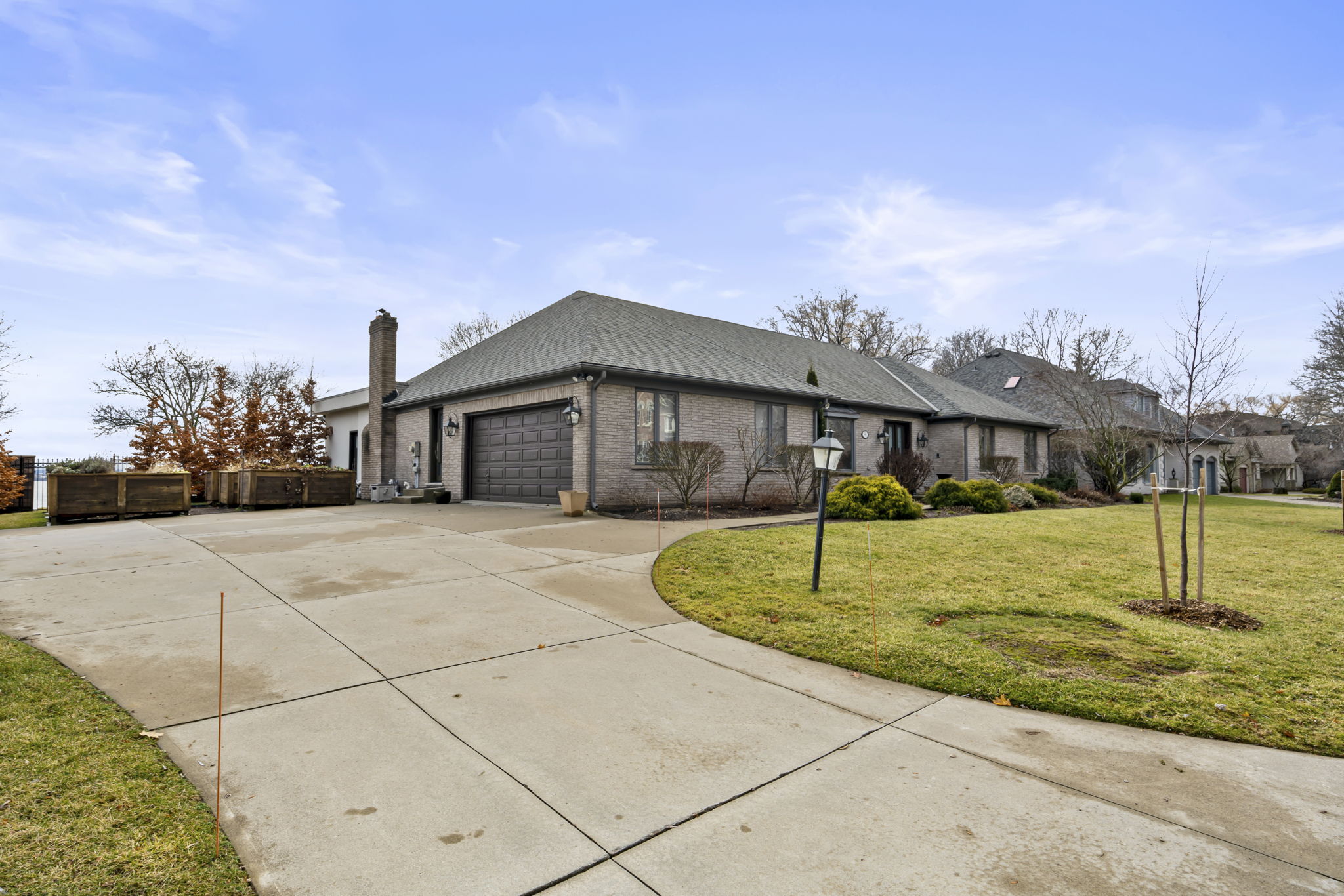 90 Oaklands Park Ct Burlington, ON L7T 4G9
