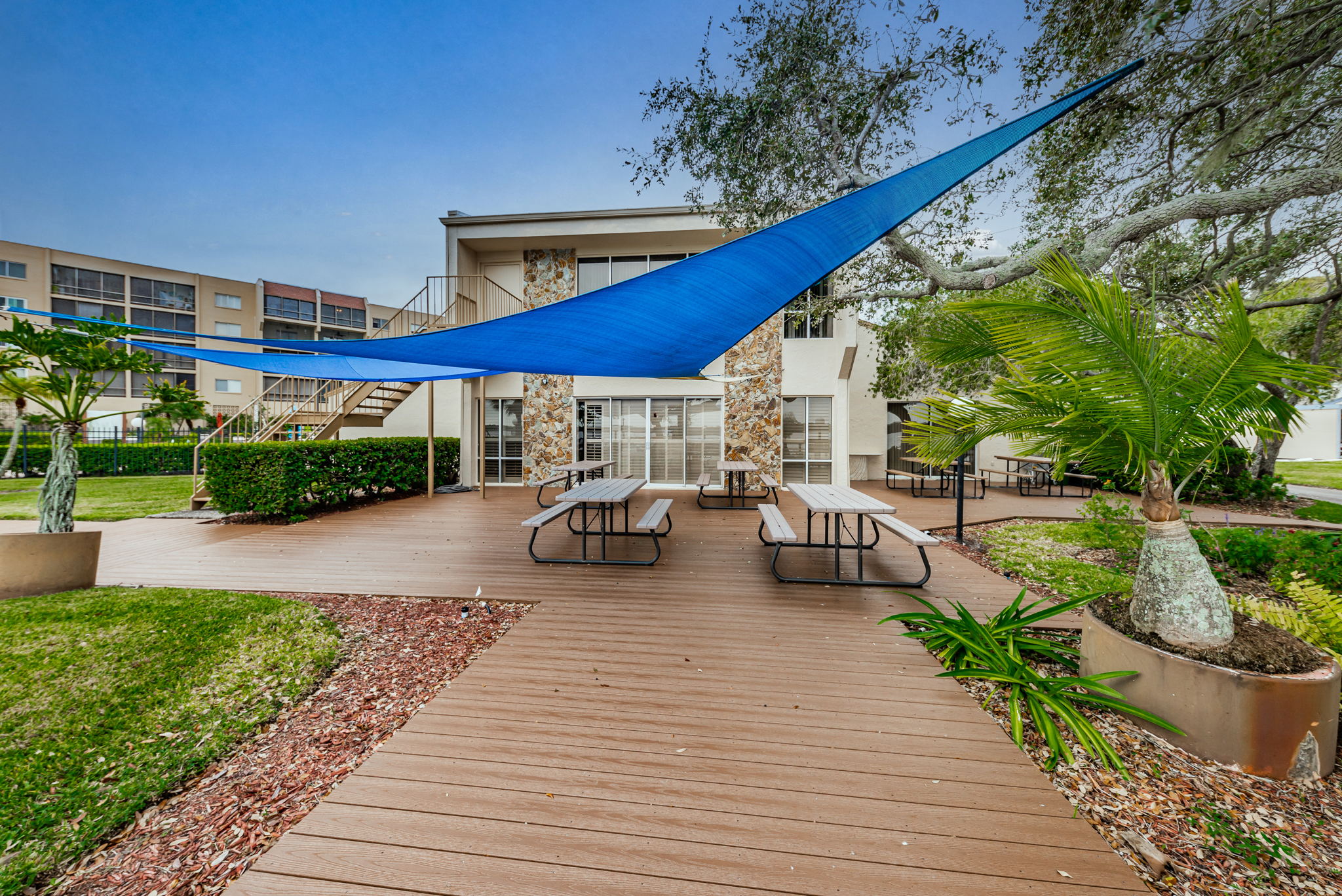 22-Clubhouse Deck