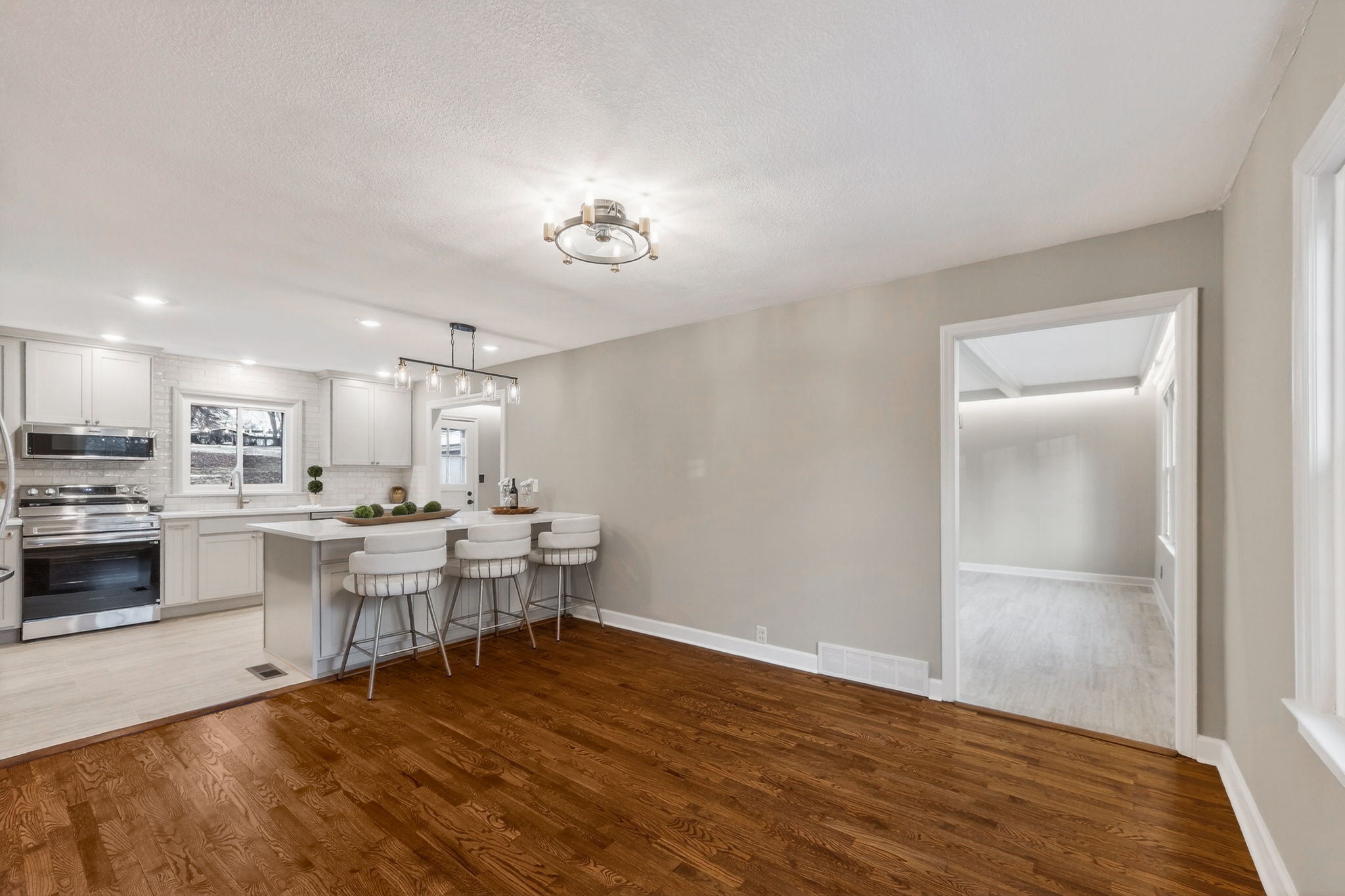 900 NE Barnes Ave-025