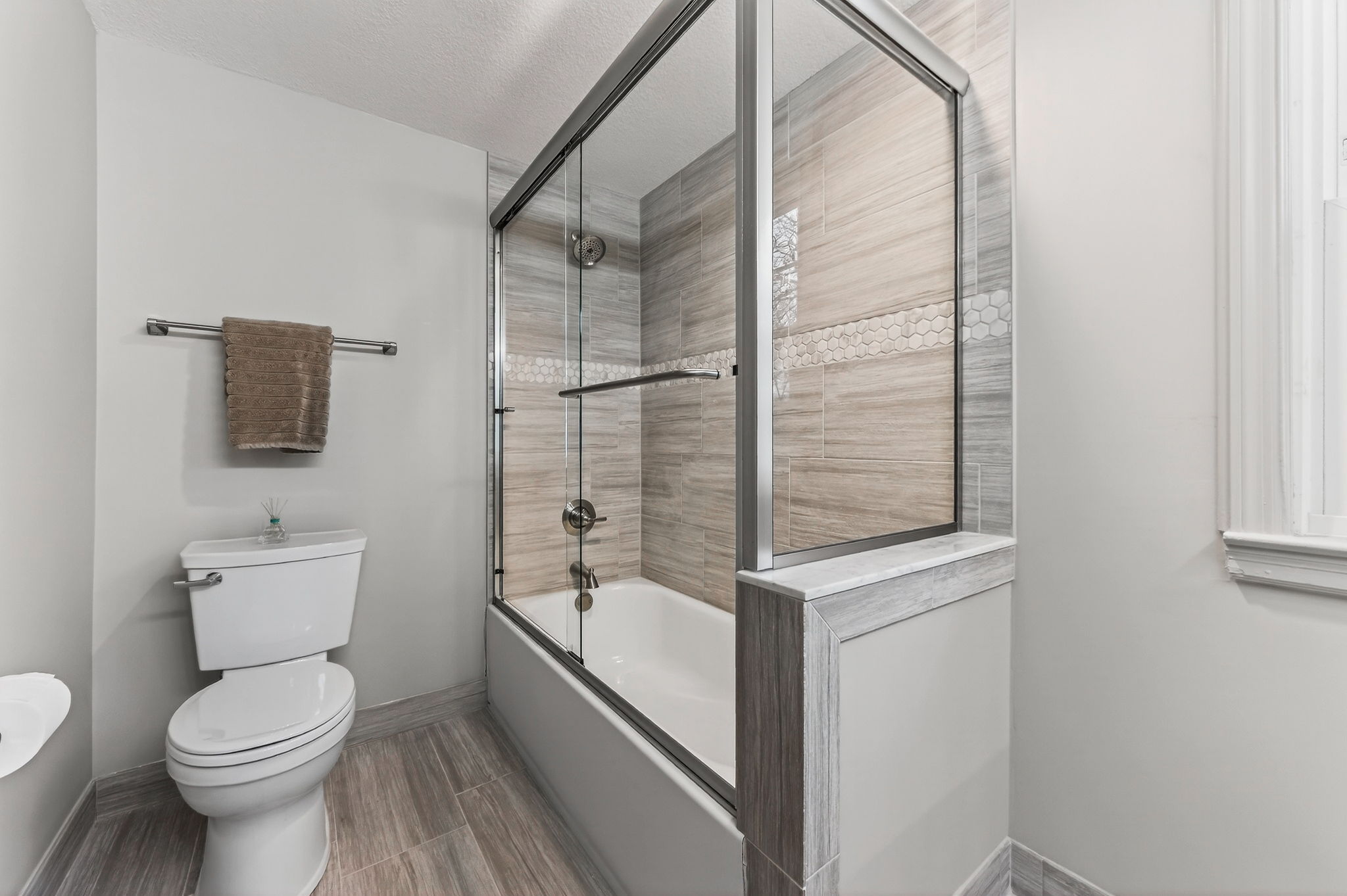 900 NE Barnes Ave-048