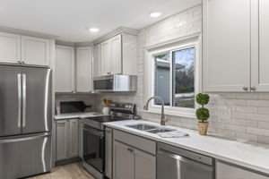 900 NE Barnes Ave-030