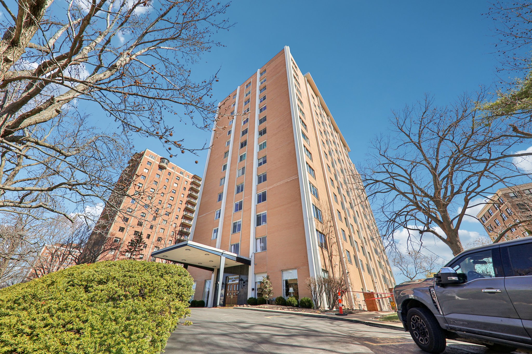 900 S Hanley Rd 7D-S2802-002.jpg