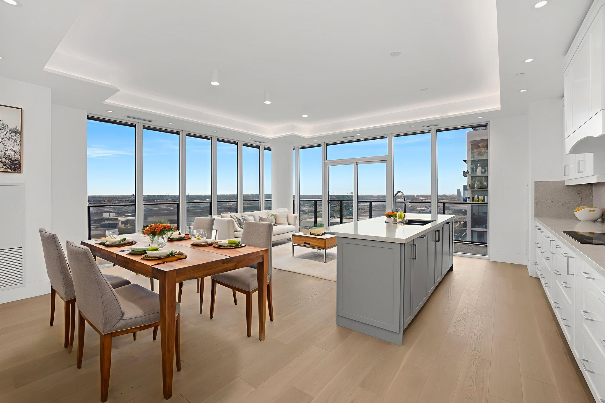 DSC01560 virtually staged.jpeg