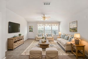 DSC07036 virtually staged.jpeg