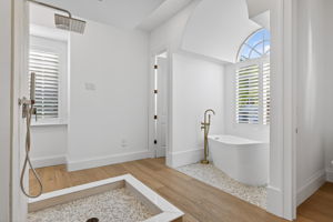 RS - Primary Bathroom 2 of 6