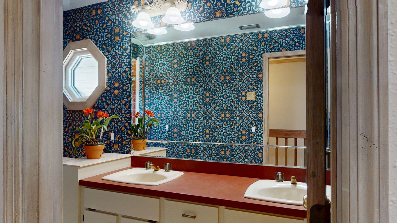 9011 Baywood upper hall bath-5