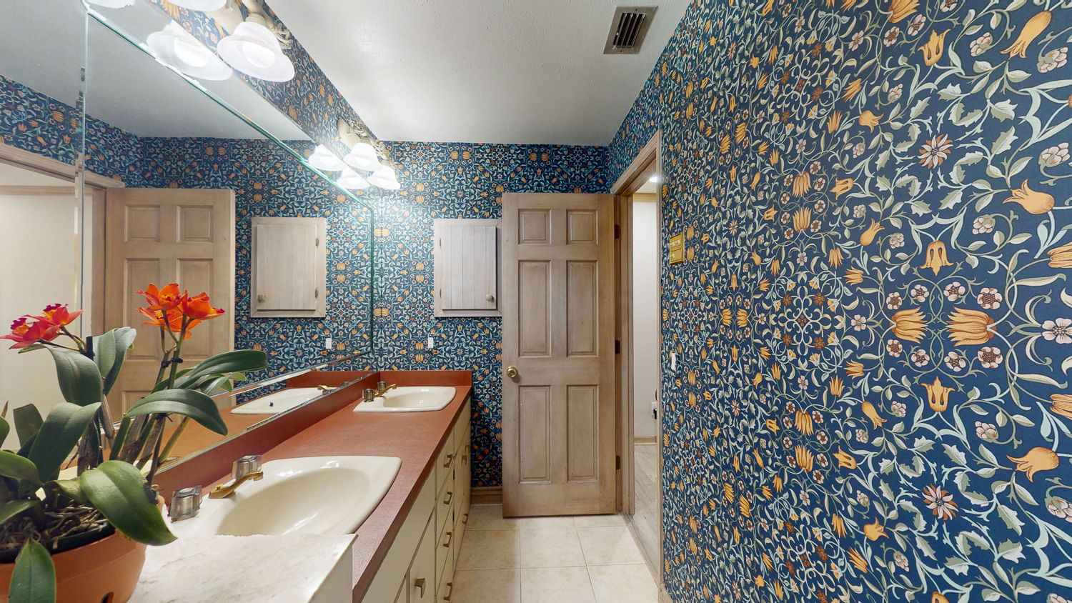 9011 Baywood upper hall bath-1