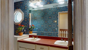 9011 Baywood upper hall bath-5